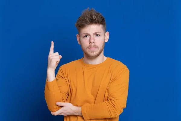 Atractivo Joven Con Una Camiseta Amarilla Sobre Fondo Azul — Foto de Stock