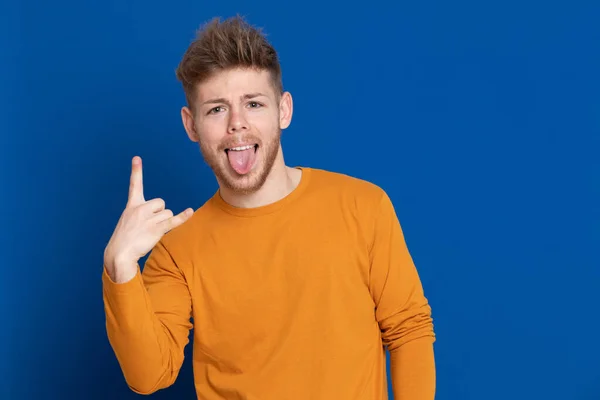 Jovem Atraente Com Uma Camiseta Amarela Fundo Azul — Fotografia de Stock