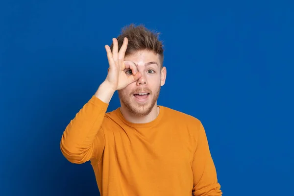 Attraktiver Junger Mann Mit Gelbem Shirt Auf Blauem Hintergrund — Stockfoto