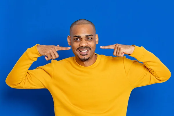 Chico Africano Con Camiseta Amarilla Sobre Fondo Azul —  Fotos de Stock