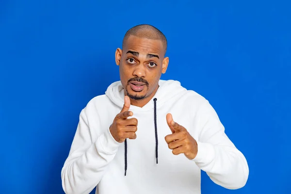 Chico Africano Con Una Sudadera Blanca Sobre Fondo Azul —  Fotos de Stock