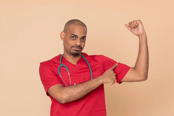 Médico Africano Con Uniforme Rojo Sobre Fondo Amarillo —  Fotos de Stock