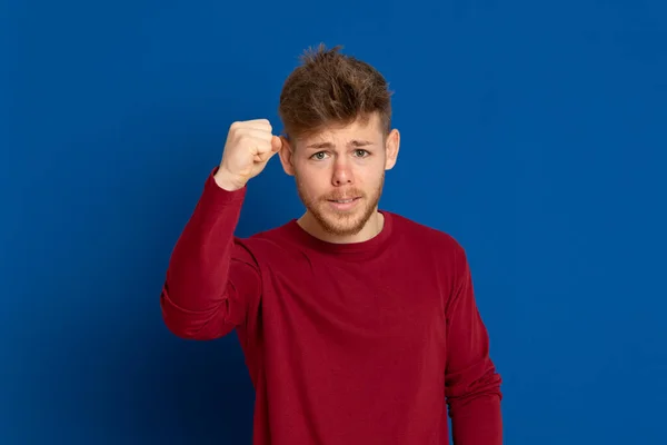 Jovem Atraente Com Uma Camiseta Vermelha Fundo Azul — Fotografia de Stock