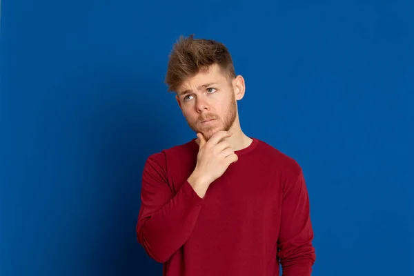 Aantrekkelijke Jonge Man Met Een Rood Shirt Een Blauwe Achtergrond — Stockfoto