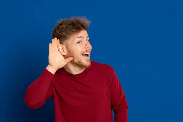 Jovem Atraente Com Uma Camiseta Vermelha Fundo Azul — Fotografia de Stock