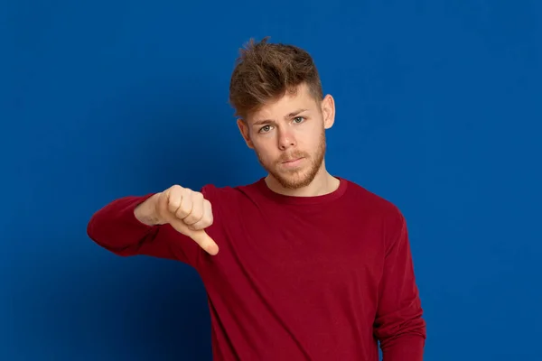 Jeune Homme Attrayant Avec Shirt Rouge Sur Fond Bleu — Photo