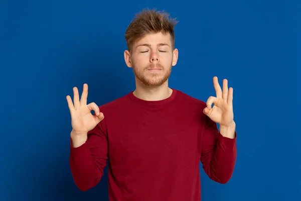 Jovem Atraente Com Uma Camiseta Vermelha Fundo Azul — Fotografia de Stock