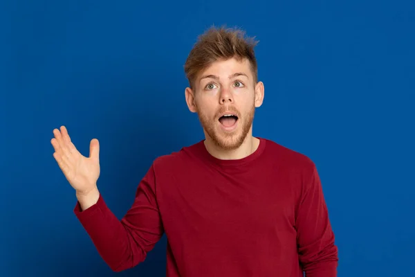 Attraktiver Junger Mann Mit Rotem Shirt Auf Blauem Hintergrund — Stockfoto