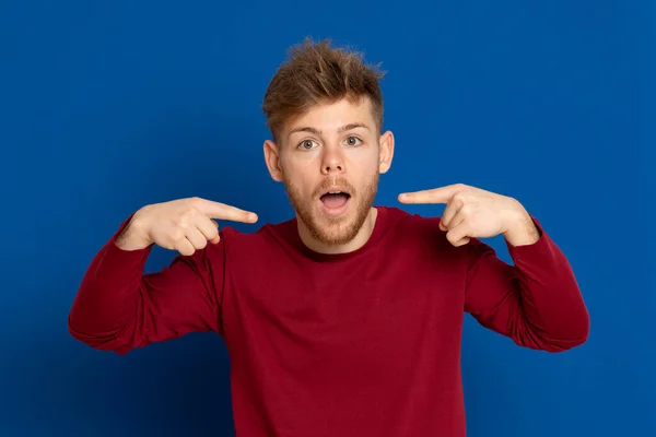 Aantrekkelijke Jonge Man Met Een Rood Shirt Een Blauwe Achtergrond — Stockfoto