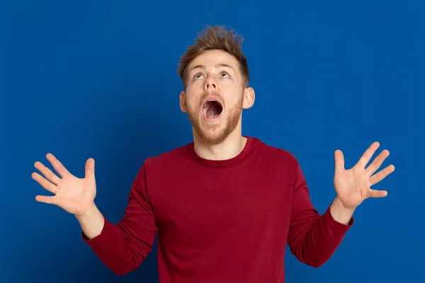 Attraktiver Junger Mann Mit Rotem Shirt Auf Blauem Hintergrund — Stockfoto