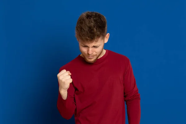 Atractivo Joven Con Una Camiseta Roja Sobre Fondo Azul — Foto de Stock