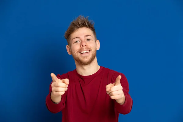 Jeune Homme Attrayant Avec Shirt Rouge Sur Fond Bleu — Photo