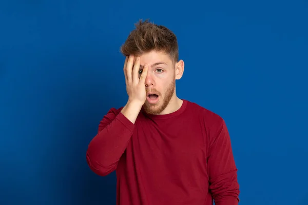 Jeune Homme Attrayant Avec Shirt Rouge Sur Fond Bleu — Photo