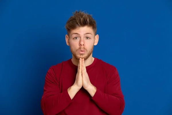 Attraktiver Junger Mann Mit Rotem Shirt Auf Blauem Hintergrund — Stockfoto