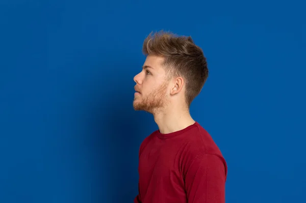 Atractivo Joven Con Una Camiseta Roja Sobre Fondo Azul — Foto de Stock