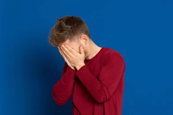 Jovem Atraente Com Uma Camiseta Vermelha Fundo Azul — Fotografia de Stock