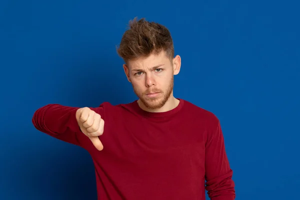 Jovem Atraente Com Uma Camiseta Vermelha Fundo Azul — Fotografia de Stock