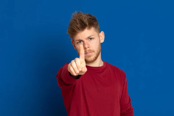 Aantrekkelijke Jonge Man Met Een Rood Shirt Een Blauwe Achtergrond — Stockfoto