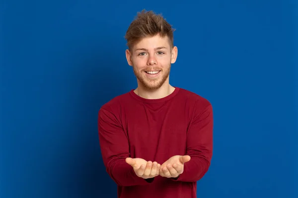 Aantrekkelijke Jonge Man Met Een Rood Shirt Een Blauwe Achtergrond — Stockfoto