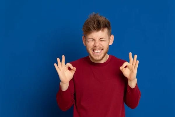 Jovem Atraente Com Uma Camiseta Vermelha Fundo Azul — Fotografia de Stock