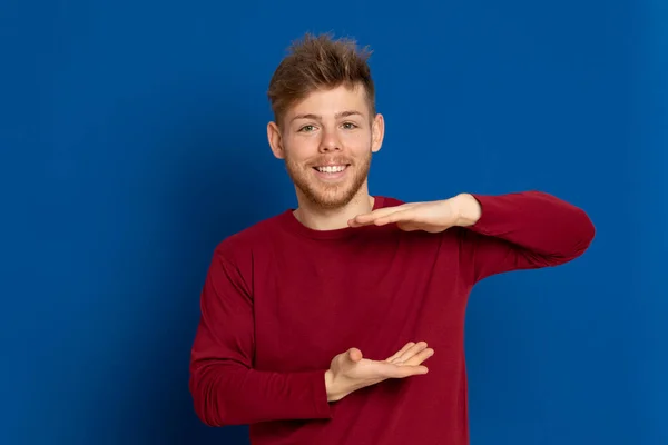 Atractivo Joven Con Una Camiseta Roja Sobre Fondo Azul — Foto de Stock