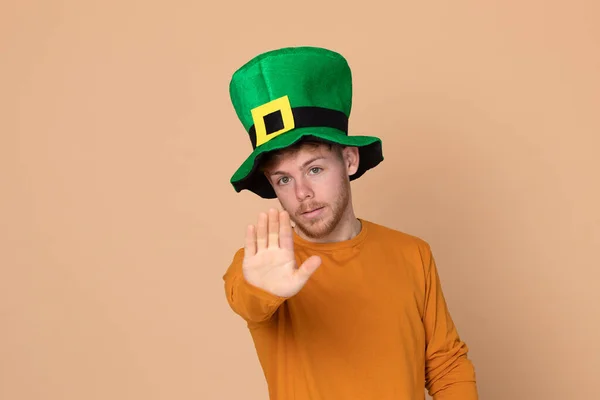 Ελκυστικός Νεαρός Μεγάλο Πράσινο Καπέλο Κίτρινο Φόντο — Φωτογραφία Αρχείου