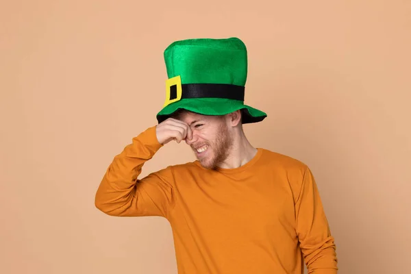 Atractivo Joven Con Gran Sombrero Verde Sobre Fondo Amarillo —  Fotos de Stock