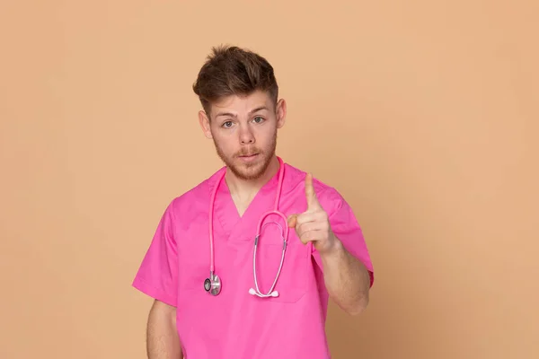 Médico Africano Con Uniforme Rosa Sobre Fondo Amarillo —  Fotos de Stock