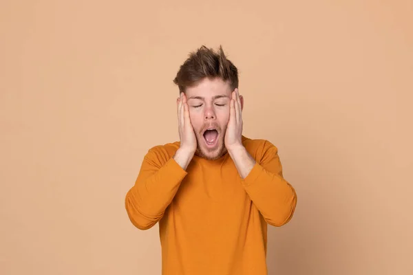 Aantrekkelijke Jonge Kerel Een Gele Achtergrond — Stockfoto