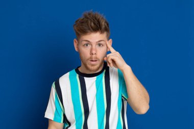 Beyaz arka planda izole edilmiş çizgili tişörtlü çekici bir genç.