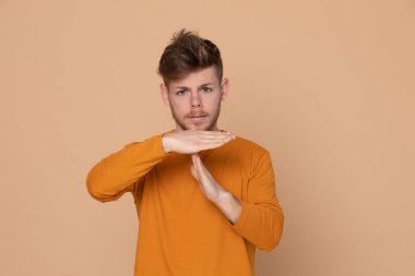 Sarı arka planda çekici bir genç.