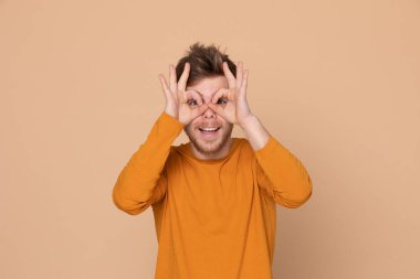 Sarı arka planda çekici bir genç.