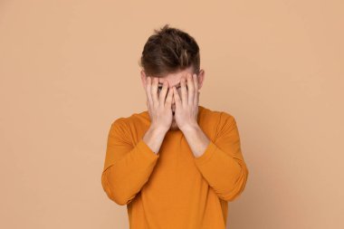 Sarı arka planda çekici bir genç.