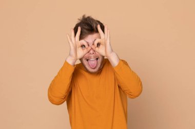 Sarı arka planda çekici bir genç.