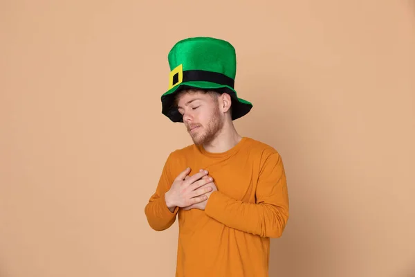 Attraente Giovane Ragazzo Con Grande Cappello Verde Uno Sfondo Giallo — Foto Stock