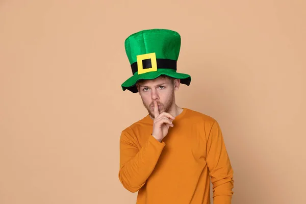 Atractivo Joven Con Gran Sombrero Verde Sobre Fondo Amarillo — Foto de Stock