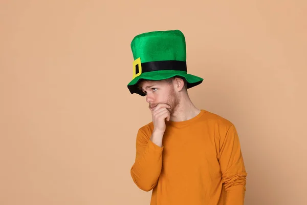 Attrayant Jeune Gars Avec Grand Chapeau Vert Sur Fond Jaune — Photo