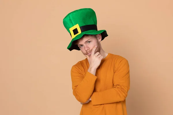 Jovem Atraente Com Grande Chapéu Verde Fundo Amarelo — Fotografia de Stock