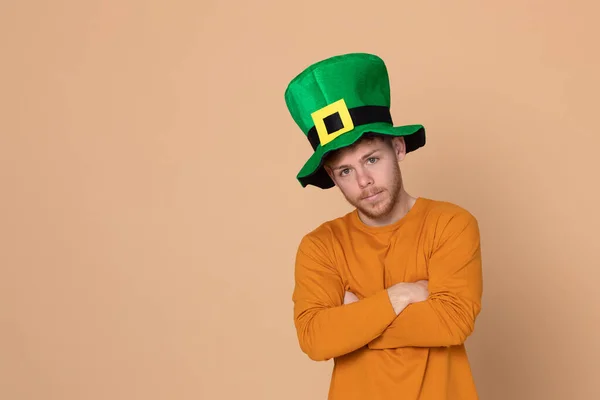 Atractivo Joven Con Gran Sombrero Verde Sobre Fondo Amarillo —  Fotos de Stock