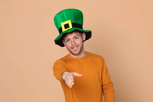 Sarı Arka Planda Büyük Yeşil Şapkalı Çekici Bir Genç — Stok fotoğraf