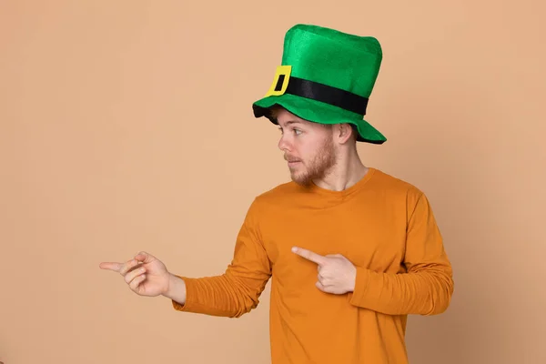 Attraente Giovane Ragazzo Con Grande Cappello Verde Uno Sfondo Giallo — Foto Stock