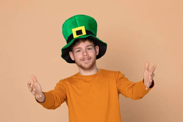 Attraente Giovane Ragazzo Con Grande Cappello Verde Uno Sfondo Giallo — Foto Stock