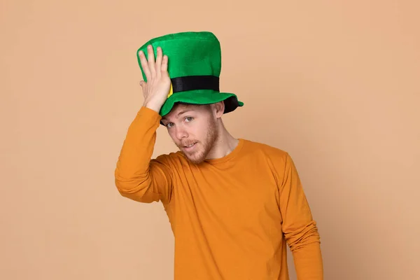 Привлекательный Молодой Парень Большой Зеленой Шляпе Желтом Фоне — стоковое фото