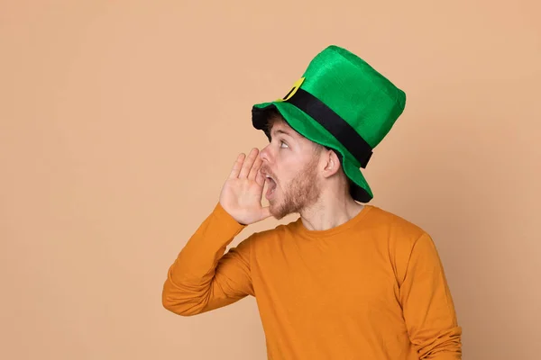 Attraente Giovane Ragazzo Con Grande Cappello Verde Uno Sfondo Giallo — Foto Stock