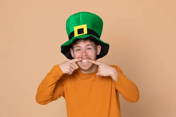 Attraente Giovane Ragazzo Con Grande Cappello Verde Uno Sfondo Giallo — Foto Stock