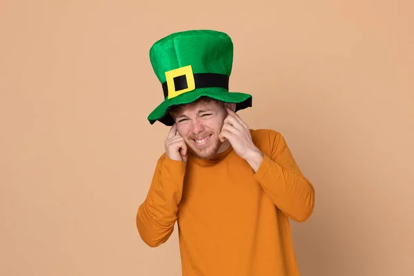 Atractivo Joven Con Gran Sombrero Verde Sobre Fondo Amarillo — Foto de Stock