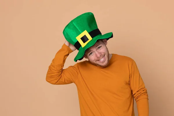 Ελκυστικός Νεαρός Μεγάλο Πράσινο Καπέλο Κίτρινο Φόντο — Φωτογραφία Αρχείου