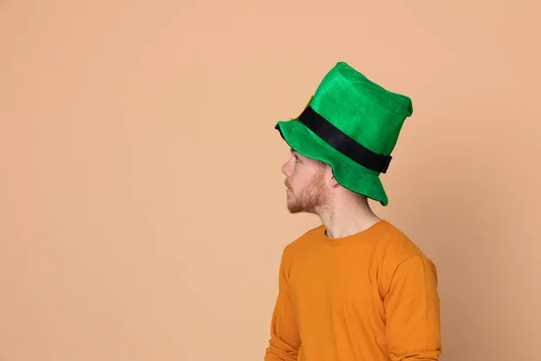 Jovem Atraente Com Grande Chapéu Verde Fundo Amarelo — Fotografia de Stock