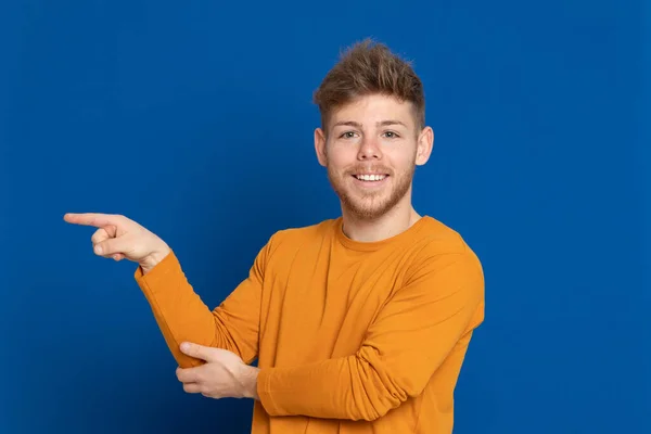 Jeune Homme Attrayant Avec Shirt Jaune Sur Fond Bleu — Photo