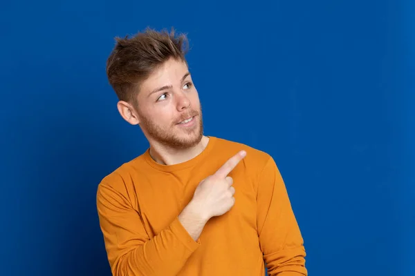 Jeune Homme Attrayant Avec Shirt Jaune Sur Fond Bleu — Photo